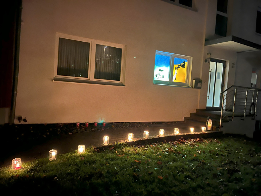 Adventsfenster in der Bücherei