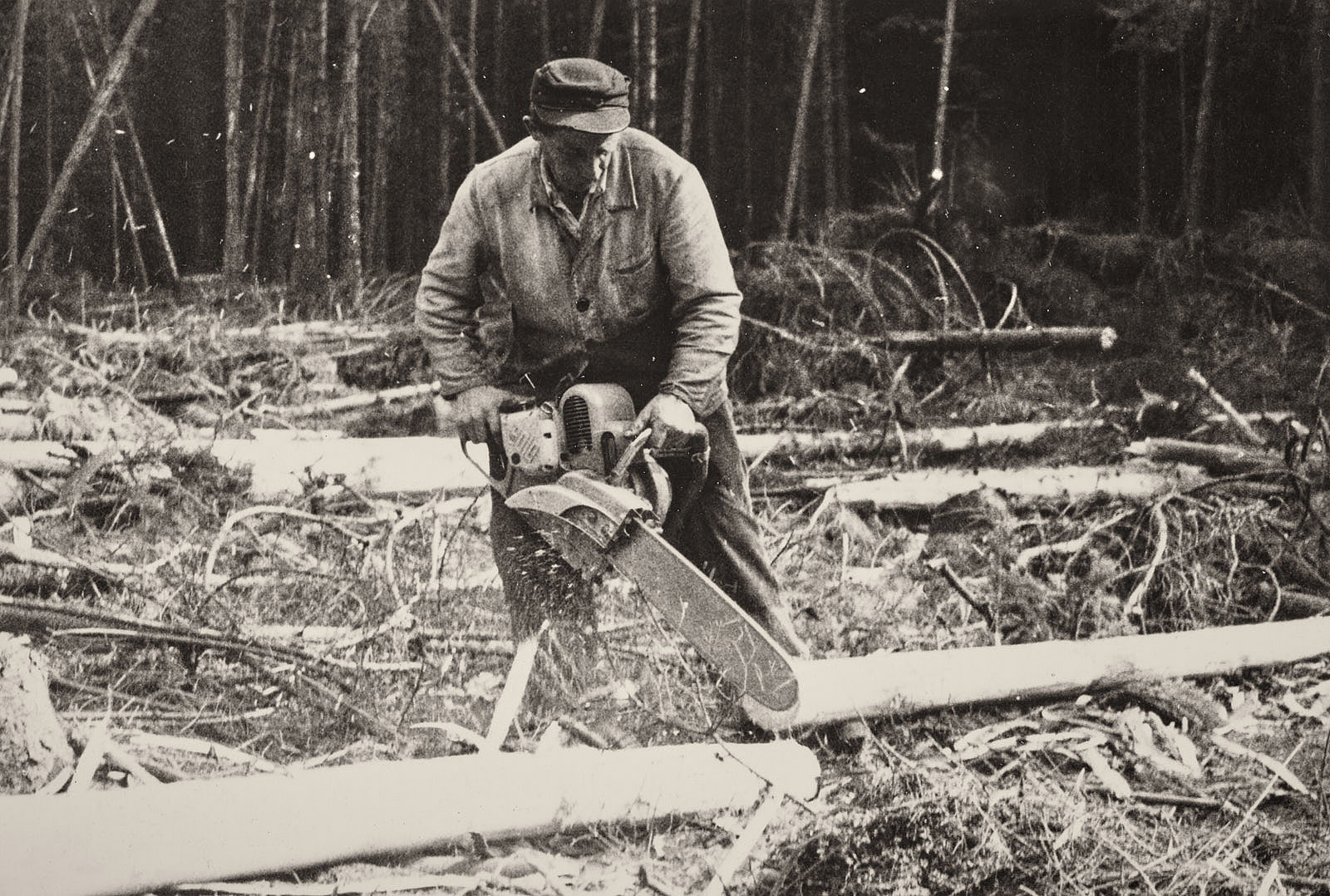 Waldarbeiter mit Motorsäge - Mitte Ende 20. Jh.