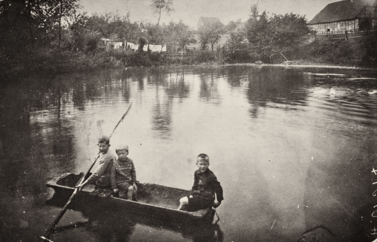 Kinder auf dem oberen Dorfteich