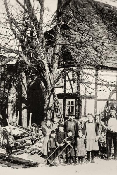 Familie vor Haus