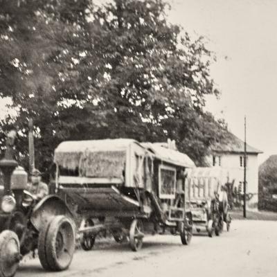 Drechmaschine unterwegs zum Hausdrusch