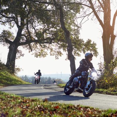 Motorradfahrer auf der Falkenflucht