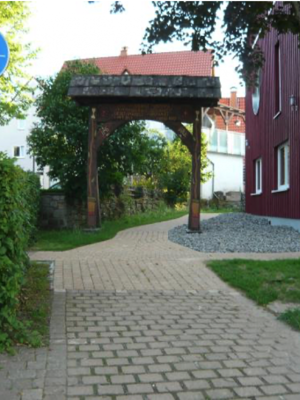 Wandertafel und Torbogen